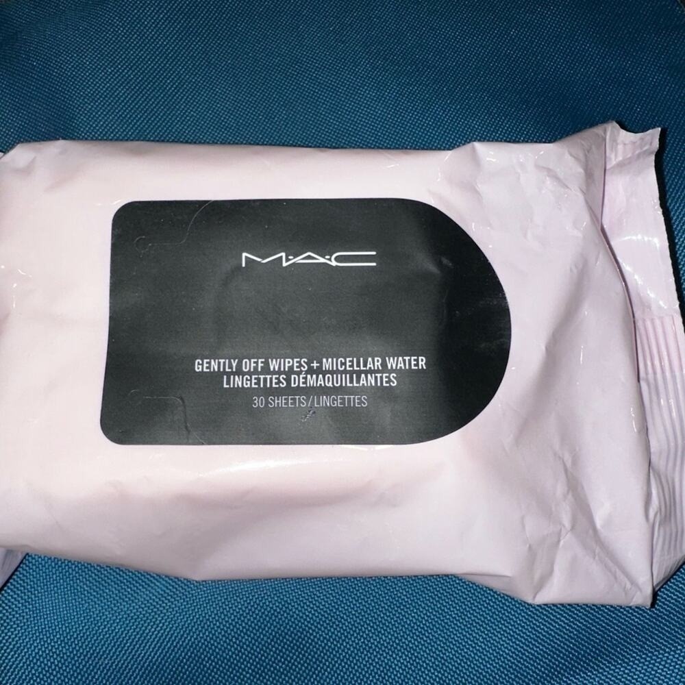 MAC cosmetics Gently Off Wipes + Micellar Water Makeup Remover 30 Sheets face
